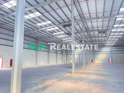 مستودع جديد بمساحة 32000 قدم مربع بقدرة 200 كيلو وات من الكهرباء متاح للإيجار.