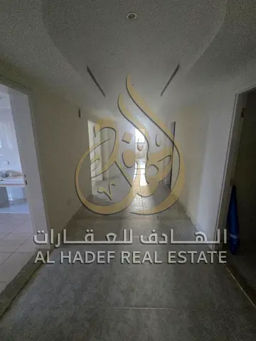 للإيجار شقة فاخرة في المجاز 3 بالشارقة بإطلالة بحرية رائعة، تتكون من 3 غرف وصالة واسعة مع بلكونة، غرفة خادمة ماستر، غرفة غسيل، استور، وخزائن حائط، الت