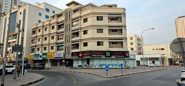 مبنى سكني تجاري أرضي + 3 طوابق للبيع في الرميلة عجمان