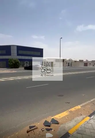 لبيع مبنى ارضي معارض + ميزانين +7 حوط  على ثلاث شوارع 97