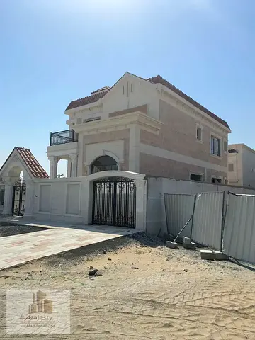 للبيع فيلا فاخرة في مدينة تلال – زون C بالشارقة بواجهة حجرية راقية وتشطيبات فندقية، 4 غرف ماستر، طابق تحت الأرض، وموقع مميز مقابل الحديقة بسعر 3.5 ملي