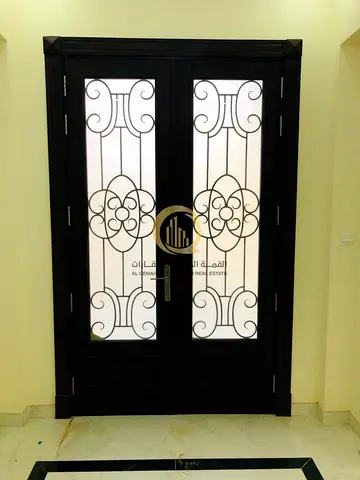 للبيع فيلا مميزة في الحوشي بتشطيب راقي ومميز موقع مميز قريبة من جسر الحوشي تملك حر للاخوة العرب
