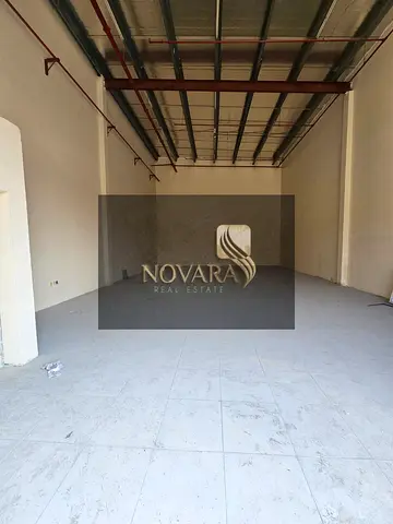 يتوفر مستودع واسع بمساحة 2000 قدم مربع في موقع حيوي على الشارع الرئيسي داخل منطقة الجرف الصناعية 1