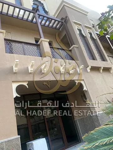 للإيجار في الشارقة فيلا فاخرة أول صف البحر بالرفاعة على شاطئ الحيرة، تصميم أنيق ومساحات واسعة. الفيلا تتكون من 4 غرف نوم، 5 حمامات، 2 صالة وغرفة خادمة