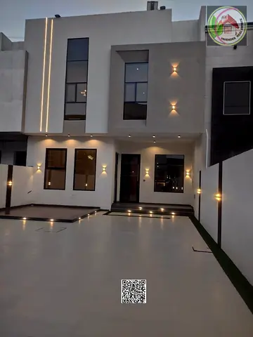 Villa for sale with a large garden, 3 floors, rooftop seating area, electricity and water included, freehold ownership.