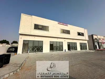 للإيجار مكاتب جديده علي الشارع الرئيسي في الصجعه الصناعيه الشارقه مساحات مختلفه