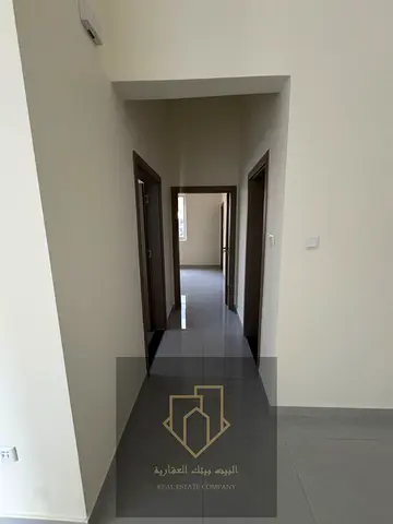 للإيجار السنوي شقة مميزة في إمارة عجمان بمنطقة الروضة 2 داخل بناية جديدة (أول ساكن)، تتميز بمساحة واسعة