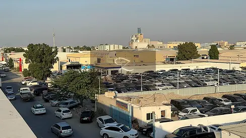 للـبيع ارض حـوطة + مـستودع فـي الشارقة : الـصناعية (2) الثانية