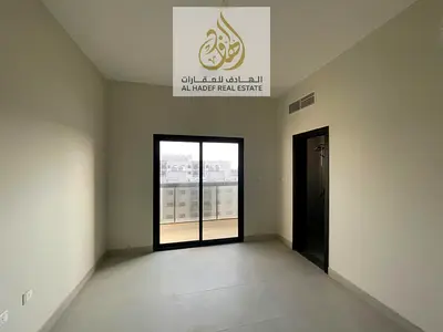 للإيجار شقة مميزة بموقع حيوي في حي الروضة على شارع السلام، مناسبة للعائلات الباحثة عن الراحة والمساحة الجيدة مقابل سعر مناسب. الشقة تتكون من غرفتي نوم