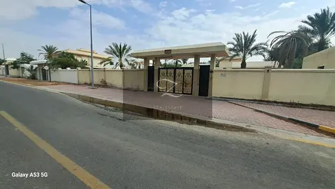 للبيع عدد 2 فيلا – الشارقة / القوز (بملكية واحدة)  📍 موقع مميز: زاوية على شارعين، قريبة من الحديقة وشارع واسط