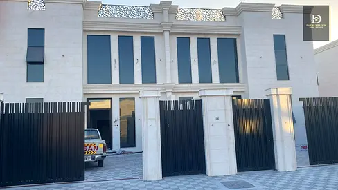 للبيع بالشارقه .. منطقه الحوشي ..  عدد 4 فيلل متلاصقات .. كل فلتين علي ارض واحده بمساحه 10000 قدم للفلتين .. اجمالي مساحه 4 فيلل 20000 قدم