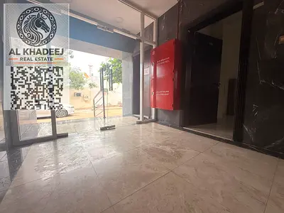 استوديو واسع في ليوارة بعجمان، تكييف مركزي، قريب من الخدمات ومحطة الباص والكورنيش. الإيجار السنوي 20,000 درهم. موقع مميز وجاهز للسكن