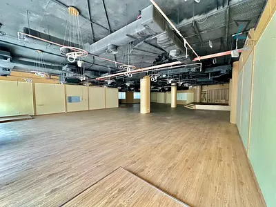 PRIME LOCATION | IDEAL FOR RESTURANT/SPA | SEMI FITTED