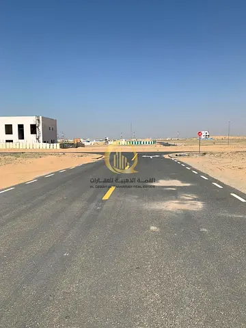 للبيع ارض مميزه بمنطقه مزيرعه A مساحة 3336 قدم على شارع و سكه و قريبه علي جميع الخدمات