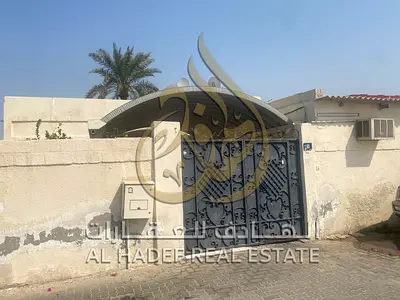 فرصة مميزة للتملك في الرملة – إمارة الشارقة 🌟  للبيع بيت عربي على أرض بمساحة 5,000 قدم مربع في منطقة سكنية هادئة ومناسبة للعائلات. العقار مجهز بالكام