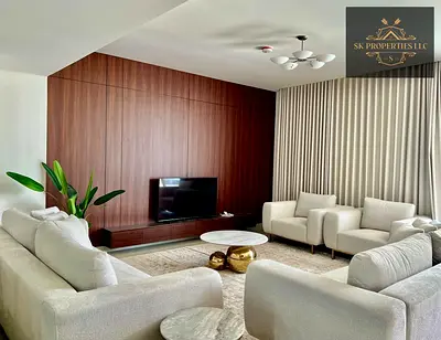 استمتع بتجربة معيشة فاخرة على شاطئ البحر في هذه الفيلا المستقلة المكونة من 5 غرف نوم والمؤلفة من طابقين، والواقعة في أجمل مكان، الشارقة.