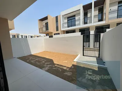 Spacious Layout l Ready to move l Back to Back