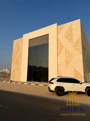 فرصة مميزة – مستودع كبير مع ميزانين للإيجار في الجرف الصناعية | عجمان  مستودع بمساحات واسعة وتجهيزات قوية
