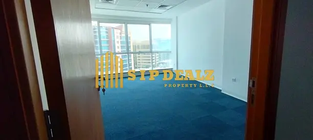 مكتب مقسم ومجهز بالكامل بالقرب من محطة مترو ديرة سيتي سنتر، مع مطبخ صغير وحمام