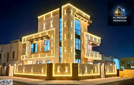 فرصه لامتلاك فيلا كورنر علي الطريق الرئيسي مباشر وامام جميع الخدمات ومع مسبح ورووف ومكان ل تركيب مصعد ايضا وبدون رسوم صيانه وشاملة ايضا الكهرباء والمي