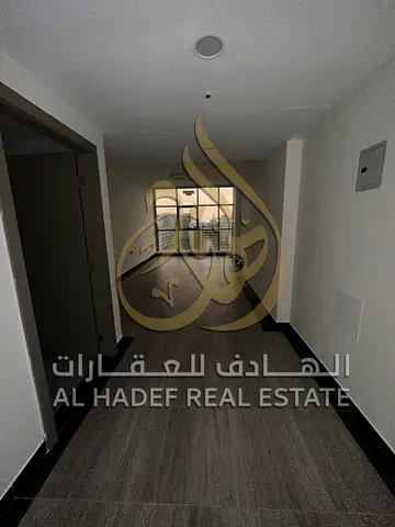 للإيجار بالشارقة – التعاون متاح شقة 3 غرف وصالة بلكونة كبيرة، خزائن بالحائط، بموقع مميز بجوار حديقة الممزر، مناسب للعائلات.