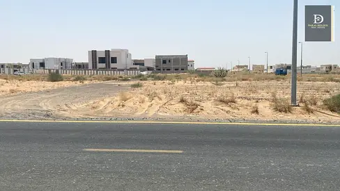 امتلك ارض تجاري بالاقساط وتملك حر في افضل منطقة بالشارقة