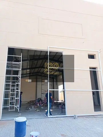 مستودع 5000 قدم مع حوش واسع، خمس غرف و4 حمامات، كهرباء 100 ك، موقع مثالي للتخزين والأعمال، السعر 300,000 درهم فقط. فرصة ممتازة للاستثمار.