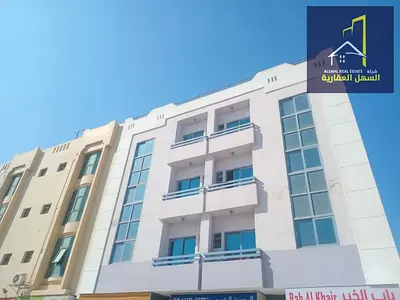 عرض خاص وحصري من شركة السهل العقارية للبيع بناية مميزة في منطقة مويلح – الشارقة، تقع على شارع قار وبموقع حيوي. تبلغ مساحة الأرض 2785 قدم²، وتتكون البن