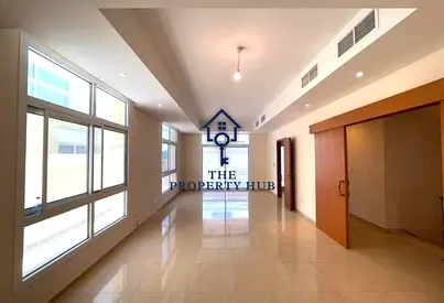 فيلا فخمة موقع متميز على الشارع الرئيسي 3 غرف