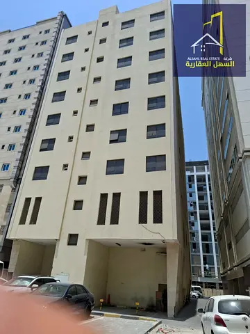 للبيع بناية مميزة في منطقة البوطينة – الشارقة  على شارع العروبة الرئيسي  تفاصيل العقار:  سنة الإنجاز: 2017 عمر البناية: 8 سنوات مساحة الأرض: 8,000 قدم