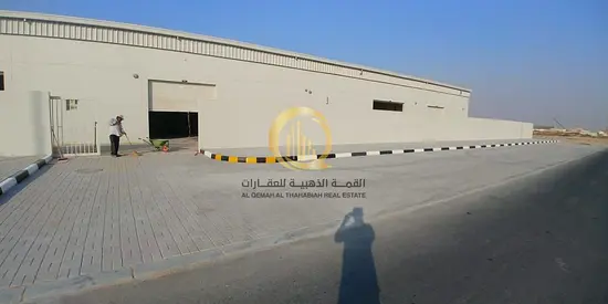 مستودعات للبيع الصجعه الصناعيه   بلوك 2 زاويه علي شارعين 36 .   مدينه الامارت الصناعيه.   مساحه الارض 32,880 قدم .