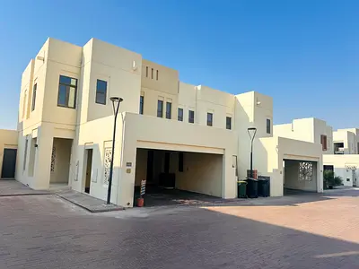 فيلا أنيقة من 4 غرف نوم مع غرفة خادمة وغرفة دراسة ومرافق كاملة في ميرا أواسيس 2