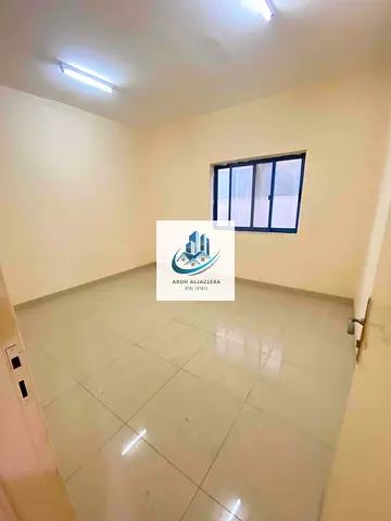 **شقة 2BHK سنوية مع شرفة وصالة مغلقة – شهر مجاني!**   **متاحة على 4 شيكات بالقرب من مركز صحارى، النهدة، الشارقة**