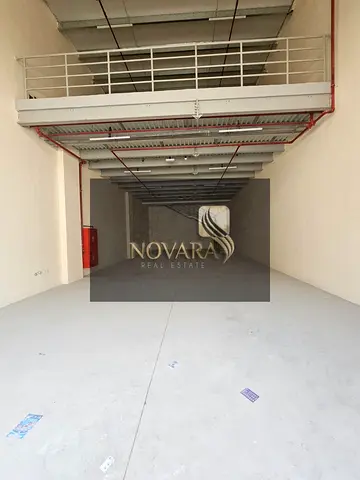 مستودعين مميزين لأغراض التخزين فقط في الجرف الصناعية 1، بموقع استراتيجي يسهل الوصول إليه ويتيح إدارة سلسة للبضائع.