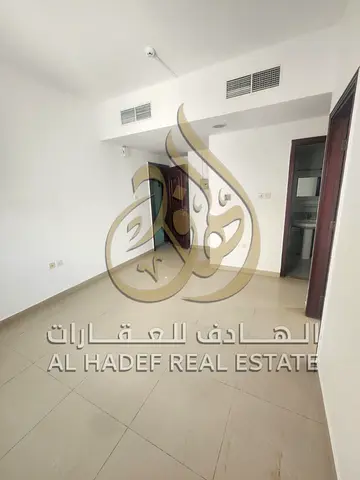 غرفة وصالة للإيجار في النباعة بسعر مميز | تكييف مركزي | باركن ترابي | دفعات مرنة 4 أو 6 | فرصة سكن اقتصادي بالشارقة