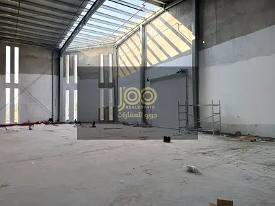 مستودع كبير بمساحة 13000 قدم كهرباء بقدرة 150 كيلو واط