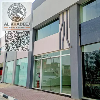 محلات للإيجار في الحميدية على شارع رئيسي، مساحات 28 و44 و47 متر، مناسبة للمعارض والمكاتب والتجزئة. إيجارات تبدأ من 30,000 درهم مع شهر مجاني