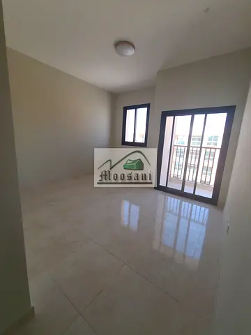 شقة واسعة وجديدة كلياً في مبنى جديد، غرفتا نوم وصالة مع 3 حمامات، تقع بالقرب من جميع المدارس والجامعات الكبرى في عجمان، مع سهولة الوصول إلى دبي.