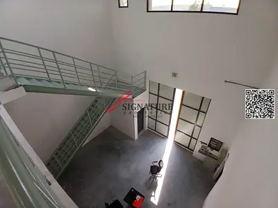 مستودع جديد كلياً بمساحة 3000 قدم مربع مزود بـ 50 كيلوواط من الكهرباء للإيجار في منطقة الجرف الصناعية بعجمان