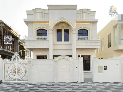 **A strategic location near all services 🏠Classic villa on a main street, including registration and ownership fees, central air conditioning, and with a negotiable roof and a large area 🔥 🔹 **Easy ac
