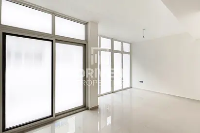 Closed Garden | Middle Unit | Well Maintained