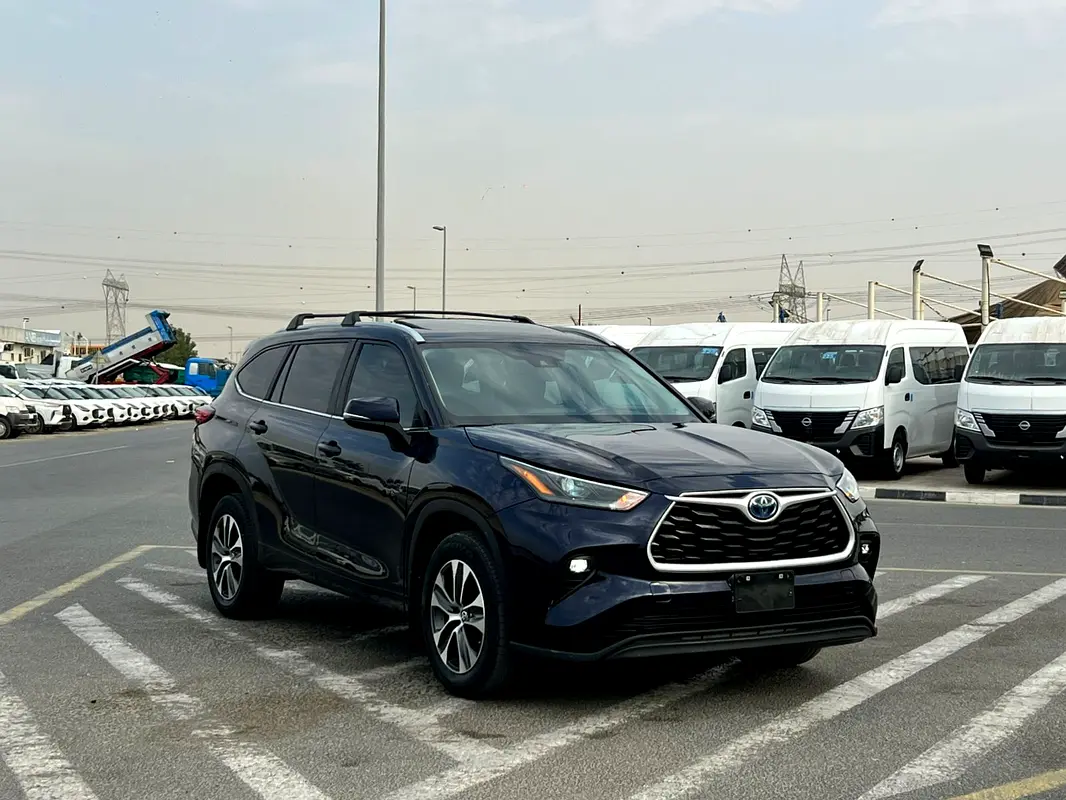 Toyota Highlander 2023 — photo 1 of 20