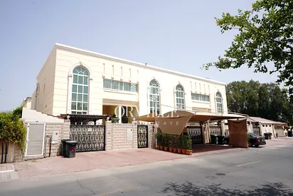 فيلا أنيقة بثلاث غرف نوم + غرفة خادمة مع مسبح خاص | جمعية دار البر، المنارة