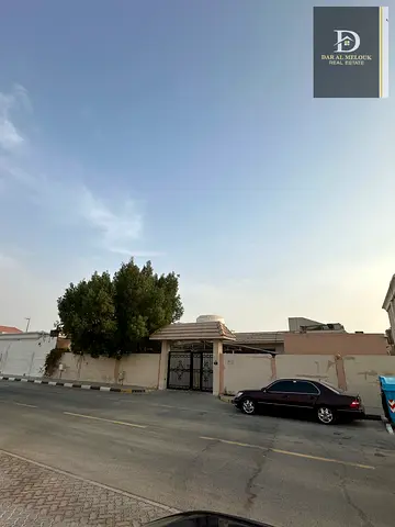 للبيع في الشارقه   منطقه الطرفا   بيت شعبي مساحه ٨٠٠٠ قدم موقع مميز