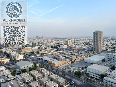 للإيجار السنوي شقة غرفتين وصالة مع بلكونة وإطلالة بحرية في برج على شارع خليفة - النعيمية 3، موقع مميز قريب من الخدمات والشارقة بسعر مناسب