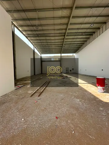 مجمع مكون من ارض وثلاث مستودعات / الكهرباء 135 / متاح لجميع الانشطة