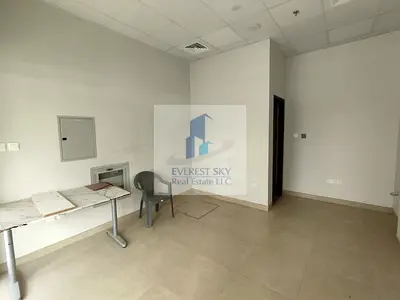Small shop with toilet for URGENT LEASE(Not on main road) !!