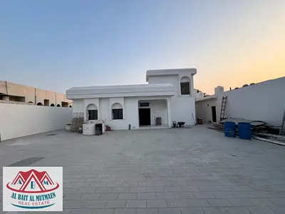 فيلا  طابق ارضي خمسة غرف  وملحق عدادين  سكني تجاري علي الشارع العام في الصبخة