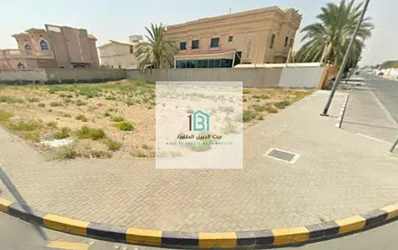 للبيع — أرض سكنية زاوية في العزرة – الشارقة  📍 الموقع: العزرة، على زاوية طريقين