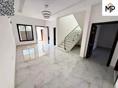 معروض للبيع الآن بسعر مميز جداً، شامل رسوم التسجيل. منزل تاون هاوس مكون من 4 غرف نوم رئيسية مع خزائن ملابس مدمجة، يقع في موقع استراتيجي